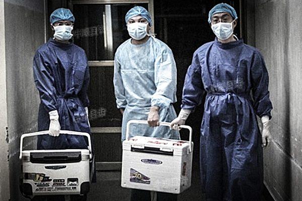 Chinese doctors carry fresh organs for transplant in 2012 (Screenshot/Sohu.com)