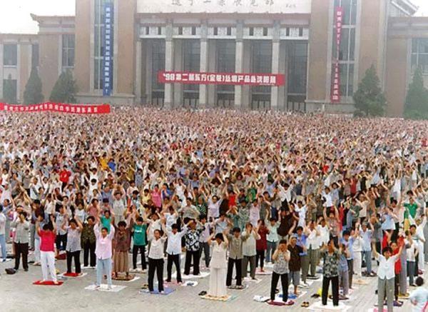 In a photo taken before July 1999, when the Chinese regime launched a nationwide persecution, Falun Gong practitioners practice the exercises in Shenyang City, Liaoning Province. (Minghui.org)