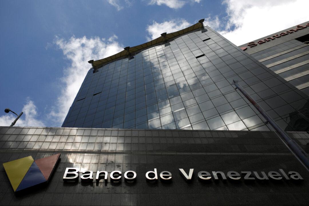 Venezuela Taps Small Banks to Handle Dollar Deals