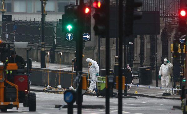 Forensics investigators and police officers work at the site of a March 22 terror attack near Westminster Bridge. (REUTERS/Neil Hall)