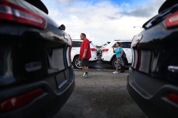 Shoppers at a car dealership in Hollywood, Fla. (Photo by Joe Raedle/Getty Images)