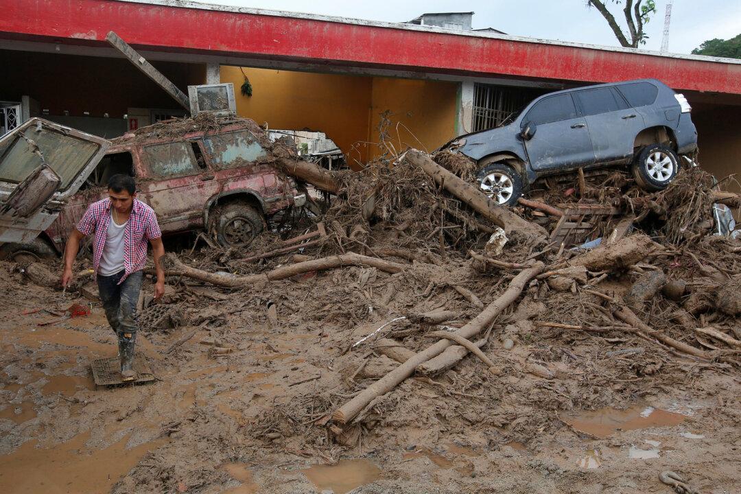 Frantic Rescuers Dig for Colombia Flood Victims, 254 Dead