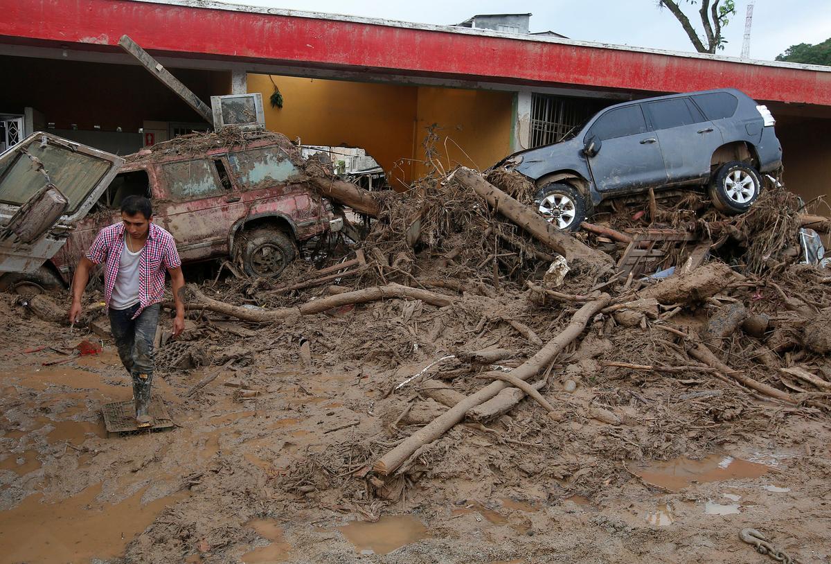 Frantic Rescuers Dig for Colombia Flood Victims, 254 Dead