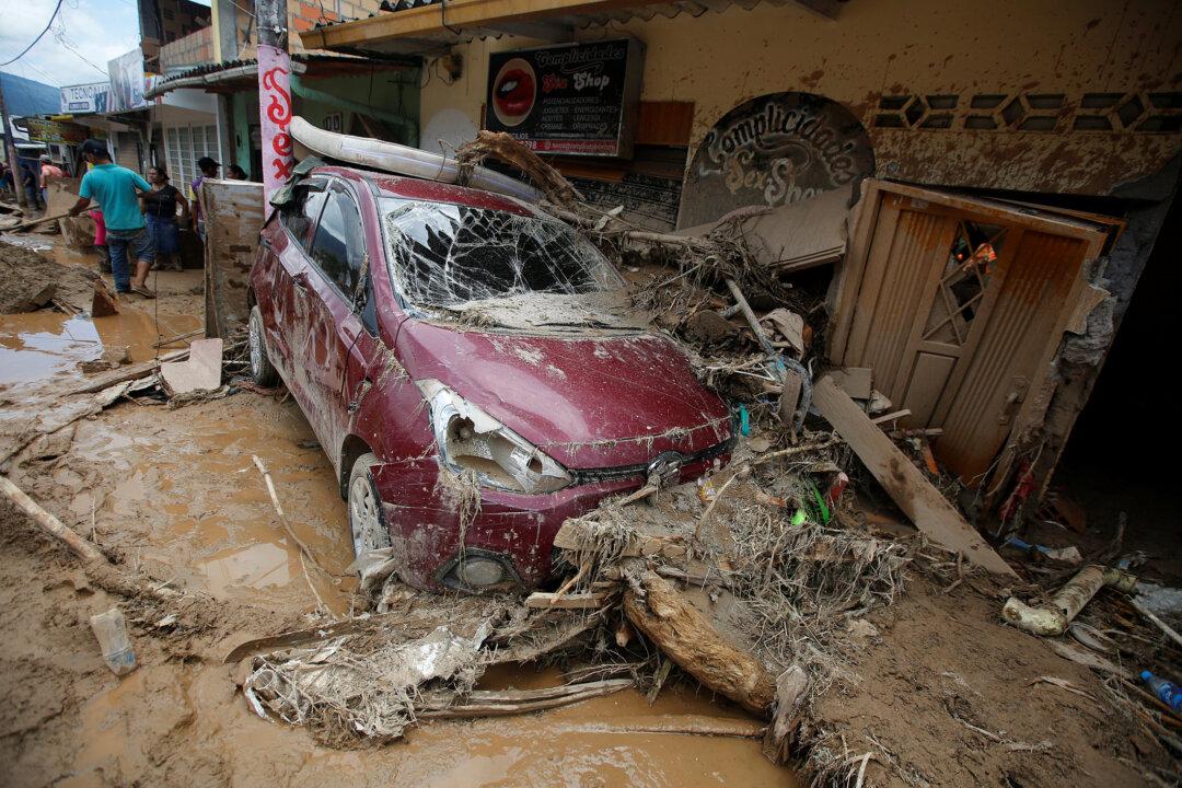 Colombia Starts to Bury 273 Landslide Victims, Search Continues