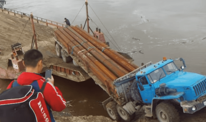 Barge Load Fail in Russia