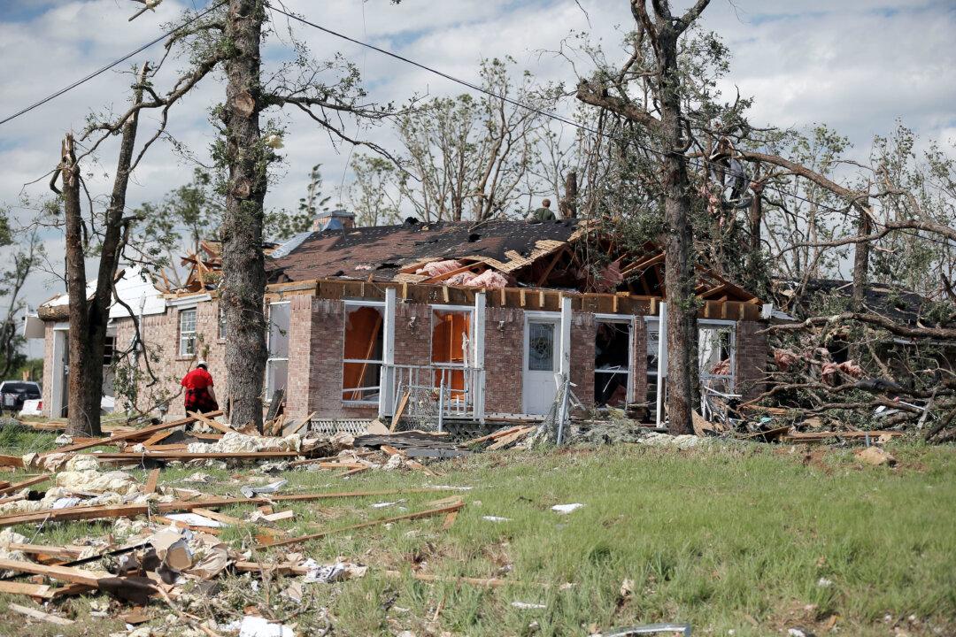 Powerful Storm Front That Killed 16 Heads toward East Coast