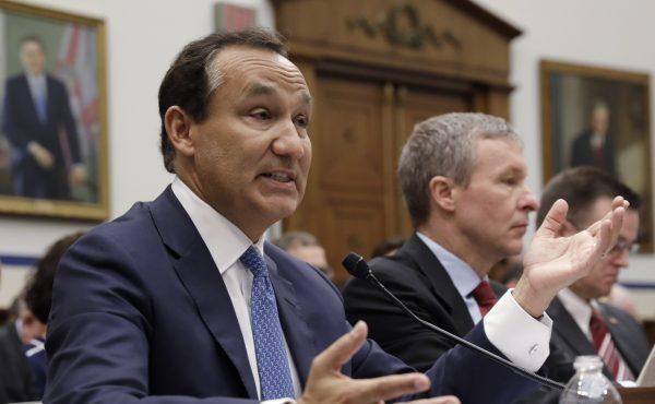United Airlines CEO Oscar Munoz (L) testifies next to UAL President Scott Kirby at a House Transportation and Infrastructure Committee hearing on "Oversight of U.S. Airline Customer Service," on Capitol Hill in Washington on May 2, 2017. (Kevin Lamarque/Reuters)