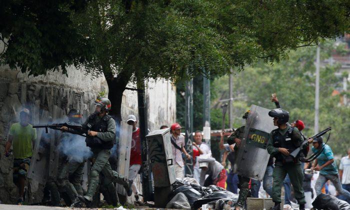 Venezuela Opposition Blocks Streets to Protest Maduro’s Power Shakeup