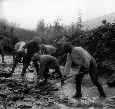 Soviet Gulag prisoners constructing a road in Kolyma, a Siberian camp where fatality rates could approach 100 percent. (Public Domain)