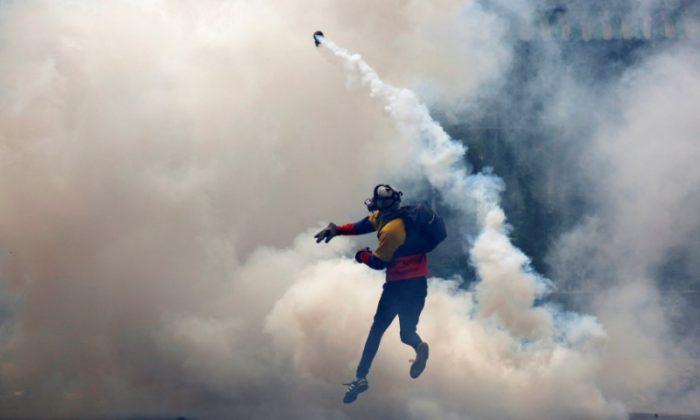 Venezuelan Protesters Boycott Meeting on Maduro Assembly, Clashes Rage