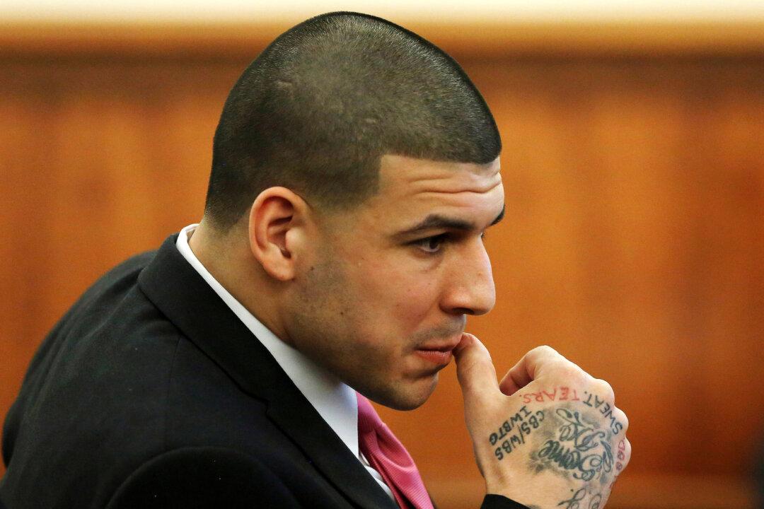 Judge Overturns Ex-NFL Star Hernandez’s Murder Conviction