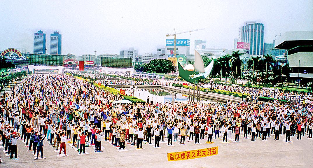 Thousands of Falun Gong practitioners perform one of the practice’s five exercises, the “Falun Standing Stance,” in Guangzhou, southern China, in 1998, before the persecution began. (Courtesy of Minghui.org)