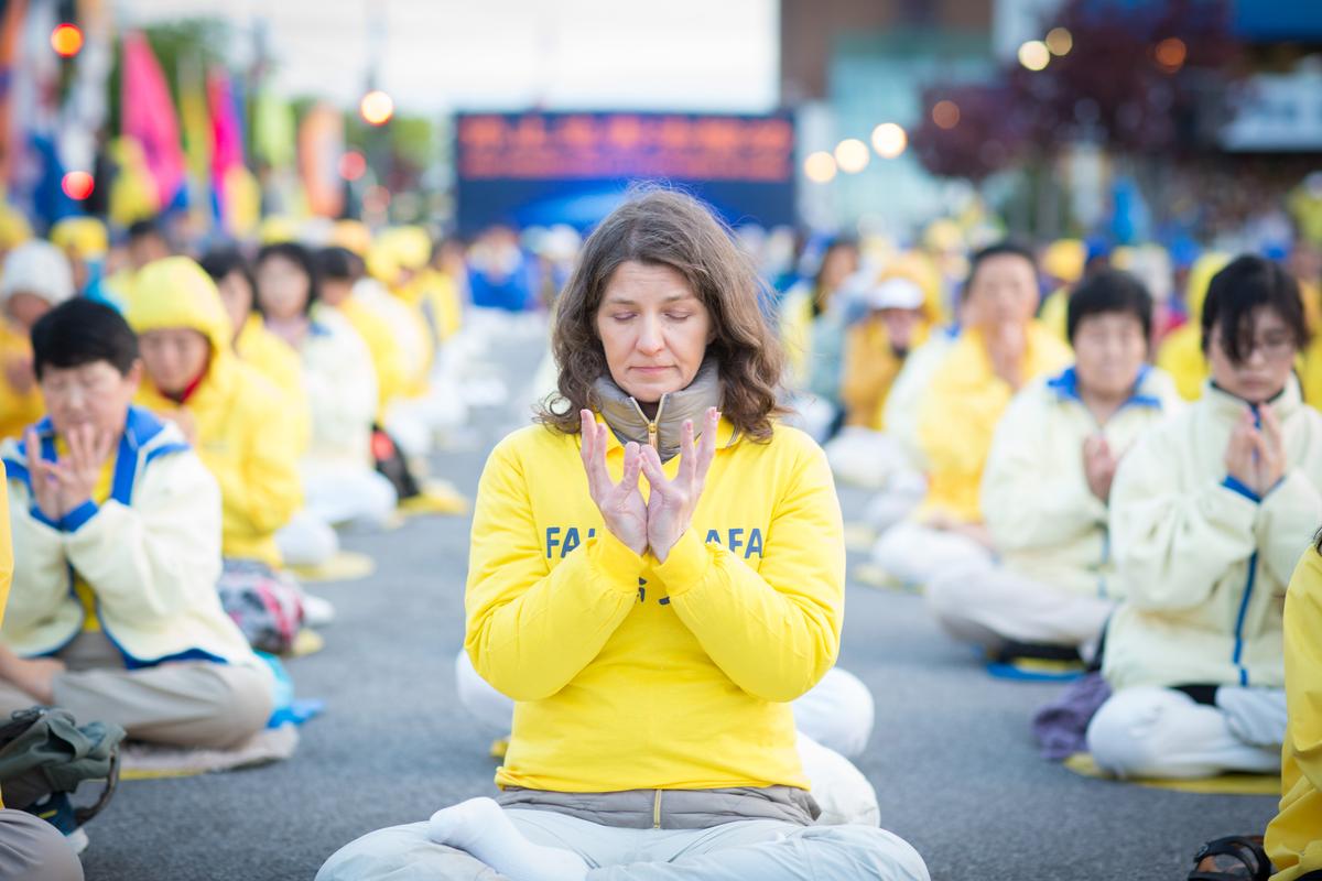 Hundreds Gather to Show Compassion to Their Persecutors