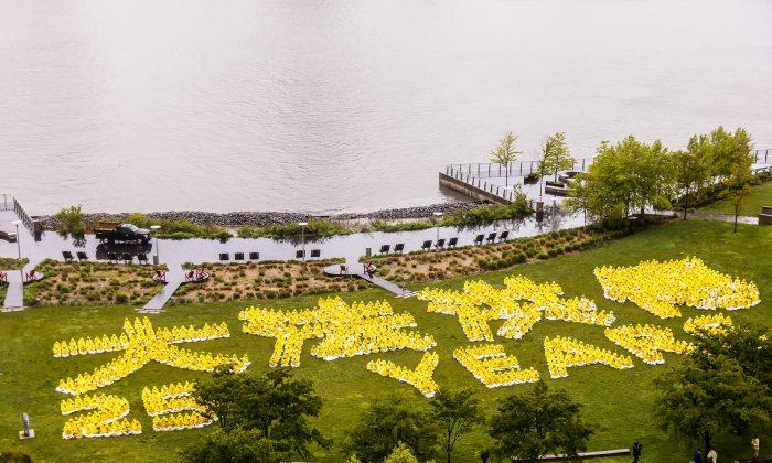 Over 3,300 People Display Falun Gong Message in NYC Parks