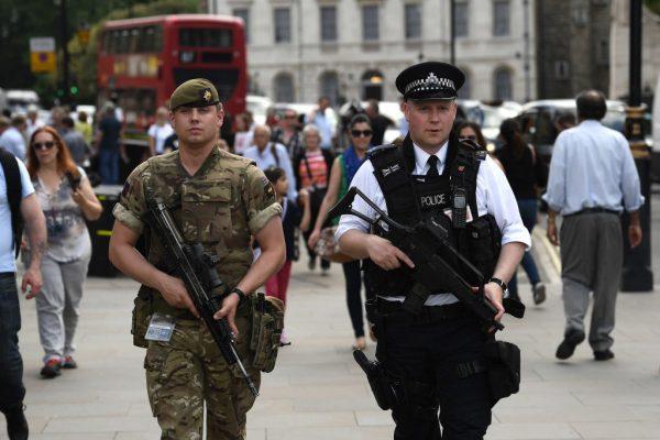 An armed soldier and an armed police officer patrol the streets in London, on May 24, 2017. (Carl Court/Getty Images)