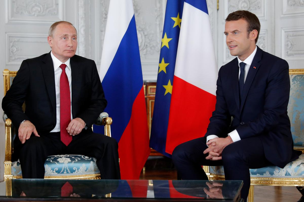 Macron Meets Russia’s Putin Near Paris, Promising Tough Talks