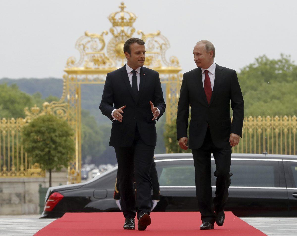 Russian President Vladimir Putin and French President Emmanuel Macron walk during a meeting at the Chateau de Versailles near Paris, France, on May 29, 2017. (Sputnik/Mikhail Metzel/Kremlin via Reuters)