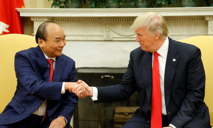 Trump Hails Signing of Deals Worth ‘Billions’ With Vietnam
