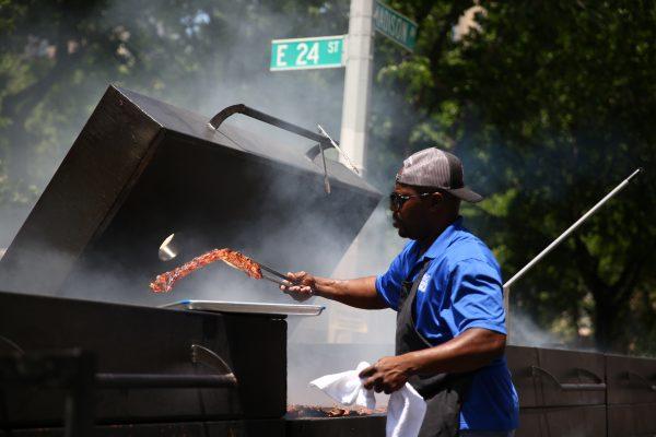 Pitmaster Rodney Scott preparing a rack of ribs at the 15th annual Big Apple Barbecue Block Party in New York City. (Benjamin Chasteen/The Epoch Times)