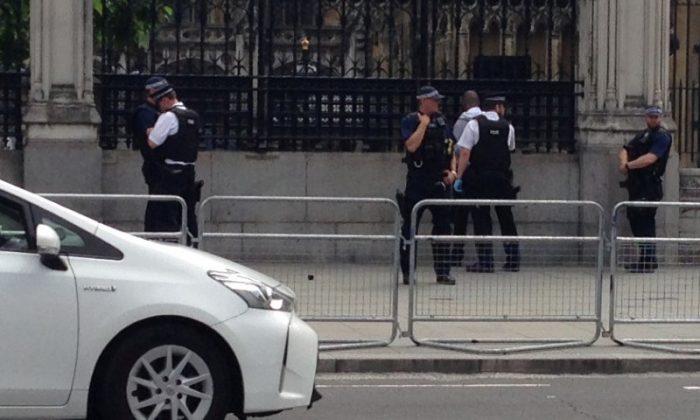 Armed Police Fire Stun Gun at Knife-Wielding Man Near British Parliament