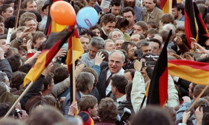 Polish Former President Praises German Former Chancellor Helmut Kohl