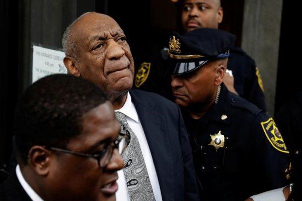 Actor and comedian Bill Cosby (C) reacts after a judge declared a mistrial in his sexual assault trial at the Montgomery County Courthouse in Norristown, Pennsylvania on June 17, 2017. (REUTERS/Lucas Jackson)