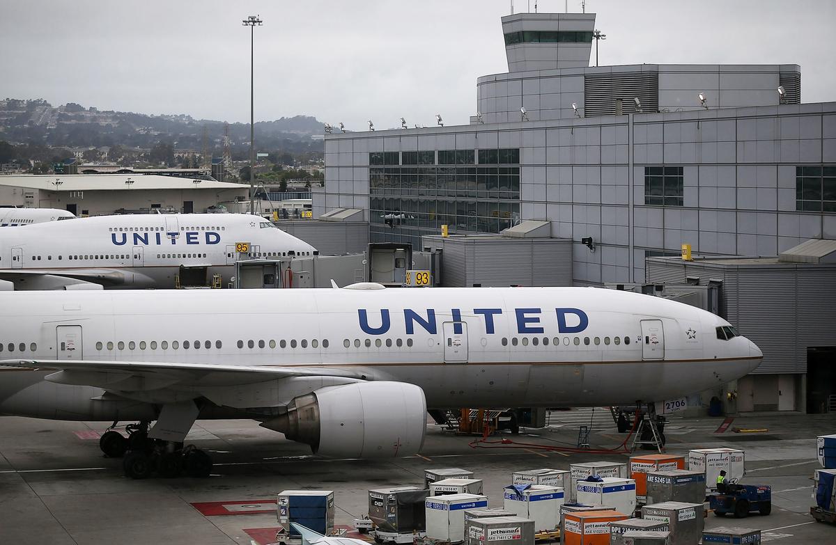 United Airlines Flight Evacuated After Teen Uses AirDrop to Prank Other Passengers