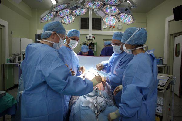 A surgeon and his theatre team perform keyhole surgery to remove a gallbladder at The Queen Elizabeth Hospital in Birmingham, England, on March 16, 2010. (Christopher Furlong/Getty Images)