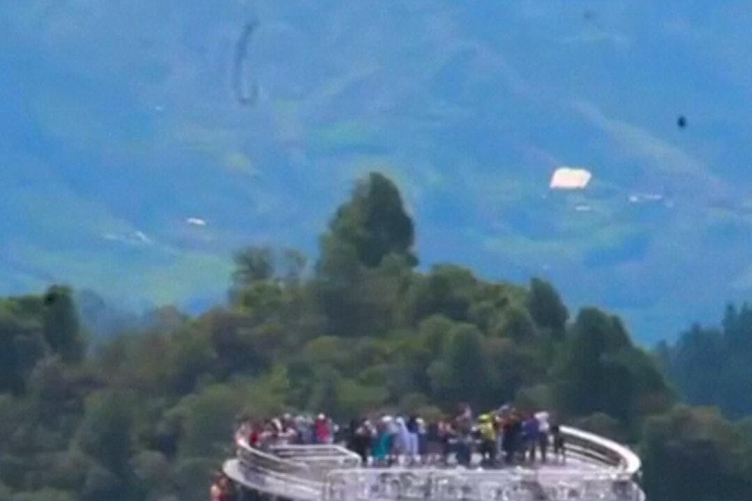 Tourists Frozen as Their Boat Slowly Sinks Into Colombian Reservoir