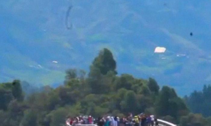 Tourists Frozen as Their Boat Slowly Sinks Into Colombian Reservoir