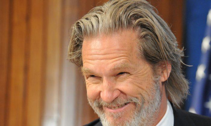 Jeff Bridges ‘Rooting for Trump to Do Well by Our Country’