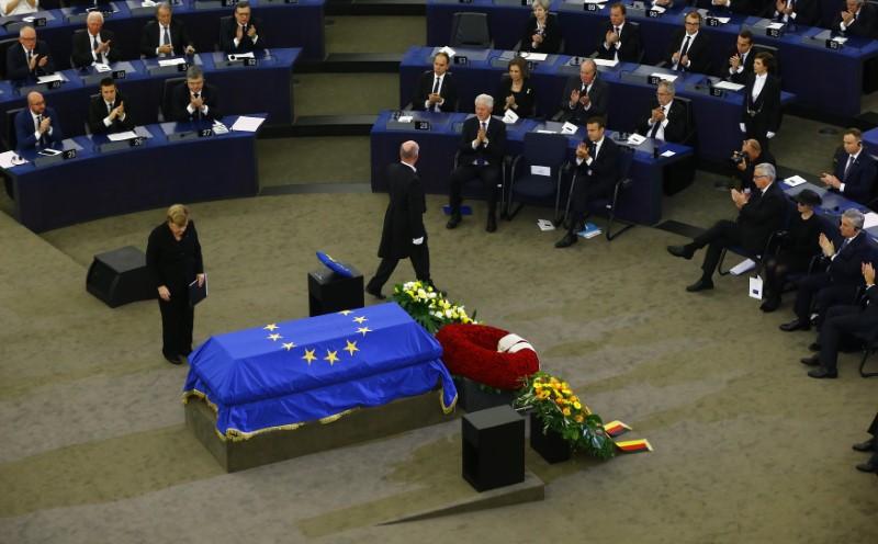 Merkel Bids Farewell to the Man Who United Germany