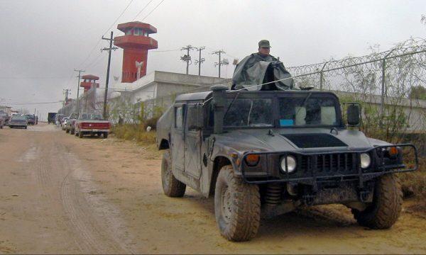 Mexican military and police forces guard a prison in Nuevo Laredo (northern Mexico, bordering the United States) in January 2005. (Raul Llamas/AFP/Getty Images)