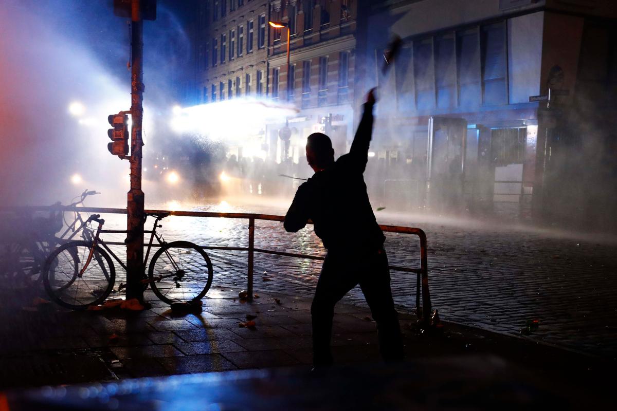 Scuffles, Water Cannon at Final Anti-G20 March in Hamburg