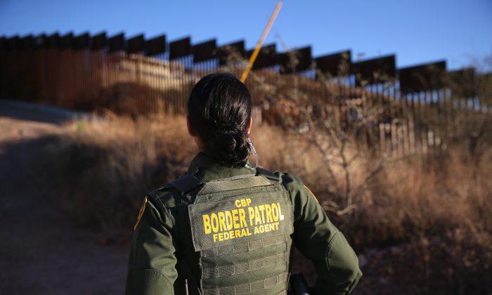Smugglers Leave Mexican Woman Dangling From Border Fence