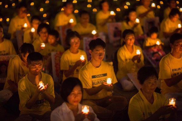 Hundreds of Falun Gong practitioners hold a candlelight vigil at the Lincoln Memorial in Washington on July 20, 2017, to honor those who have died during the persecution that the Chinese regime started on July 20, 1999. (Benjamin Chasteen/The Epoch Times)