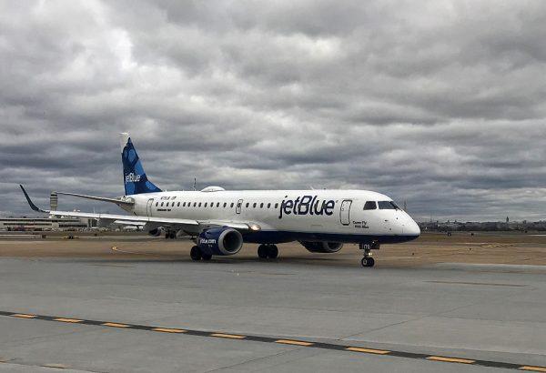A JetBlue airplane sits on the tarmac waiting for takeoff. (Daniel Slim/AFP/Getty Images)