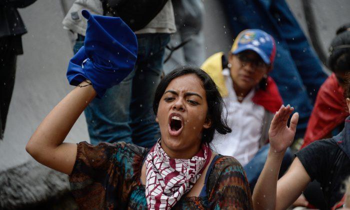 Think Tank Calls for Backing Venezuela's Resistance