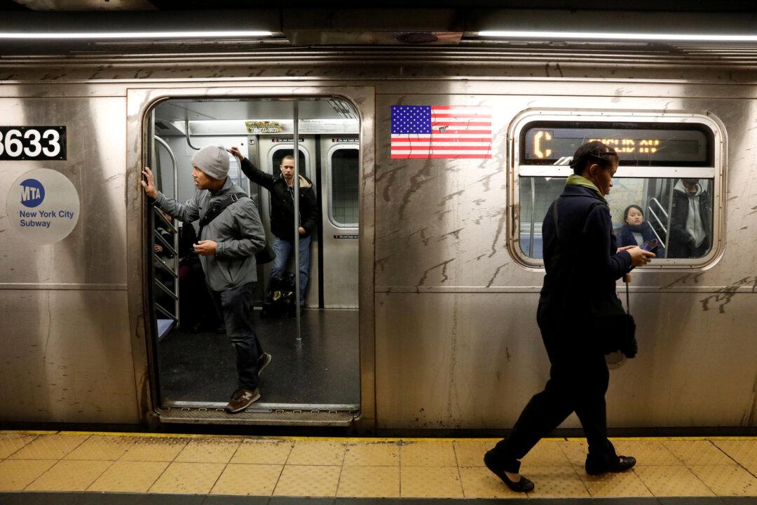Dad Dies After Jumping in Front of Subway Train While Holding 5-Year-Old Daughter: Reports