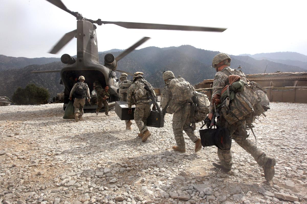U.S. soldiers board an Army Chinook transport helicopter in the Korengal Valley, Afghanistan, on Oct. 27, 2008. (John Moore/Getty Images)