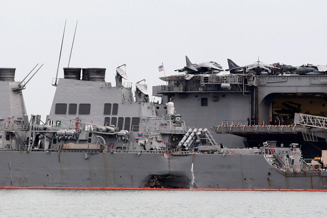 US Divers Search for 10 Missing Sailors in Hull of Damaged Destroyer