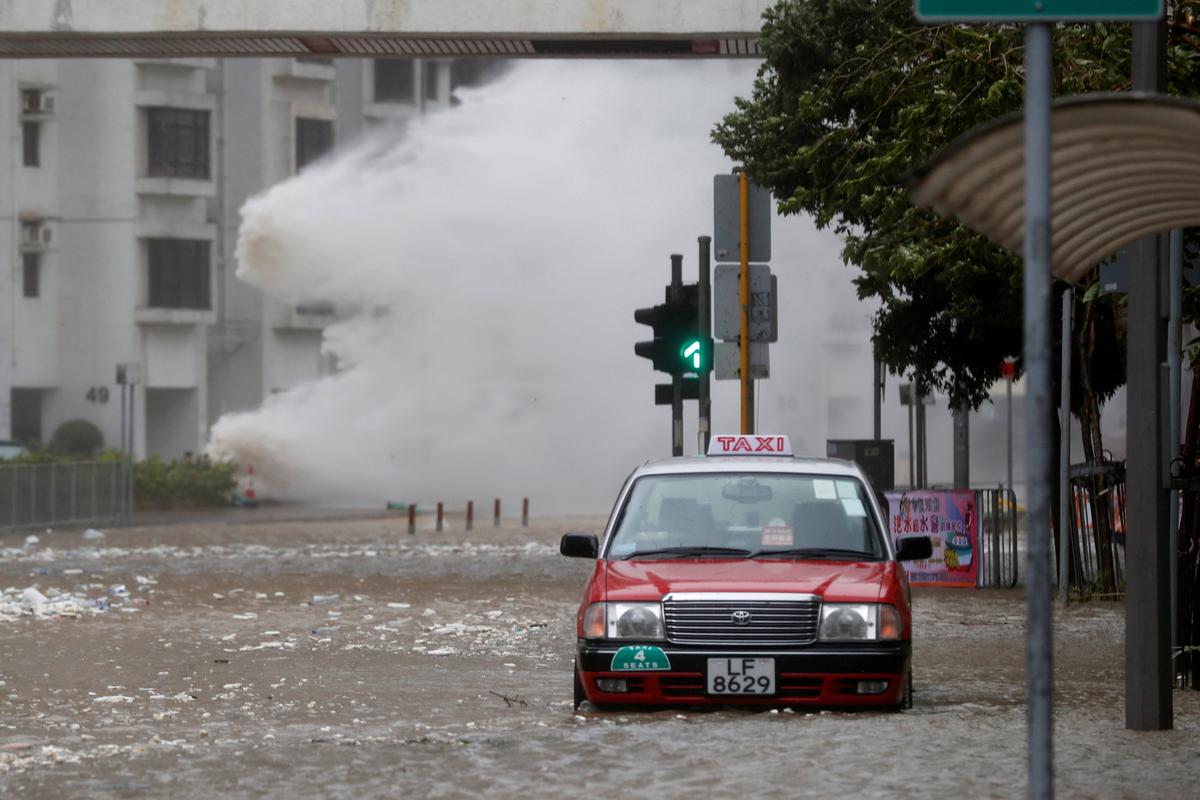 Typhoon Batters Hong Kong and South China, Three Dead in Macau