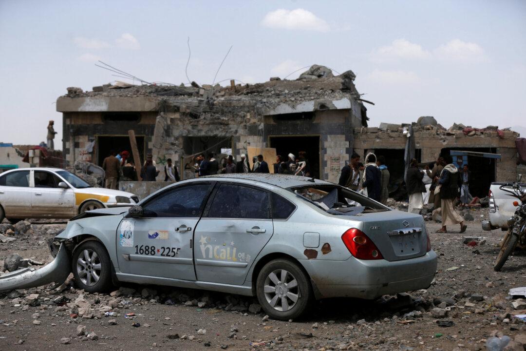 Air Strikes Near Houthi Checkpoint Kill 35 in Yemen