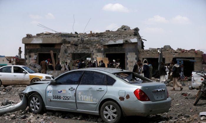 Air Strikes Near Houthi Checkpoint Kill 35 in Yemen