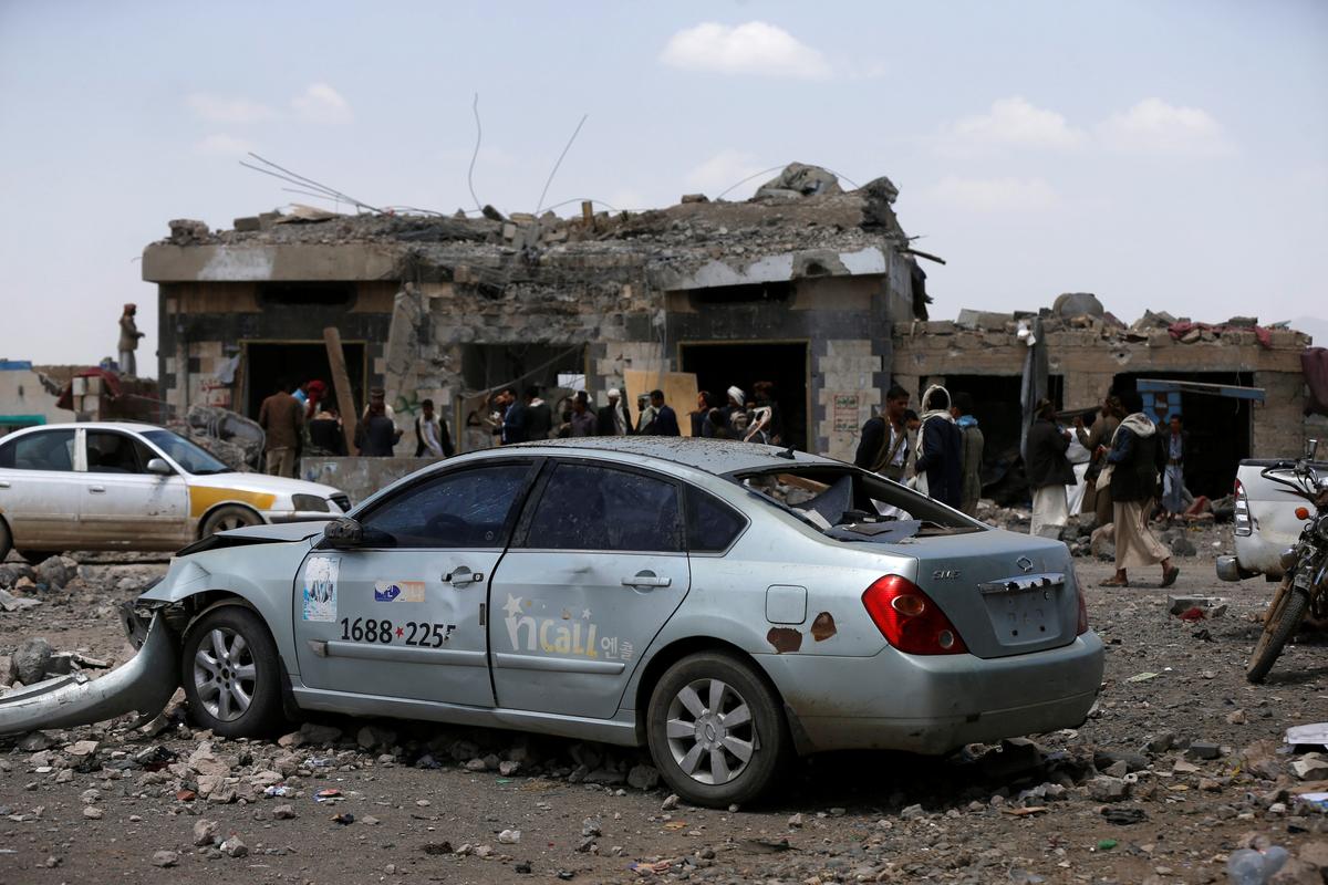 Air Strikes Near Houthi Checkpoint Kill 35 in Yemen