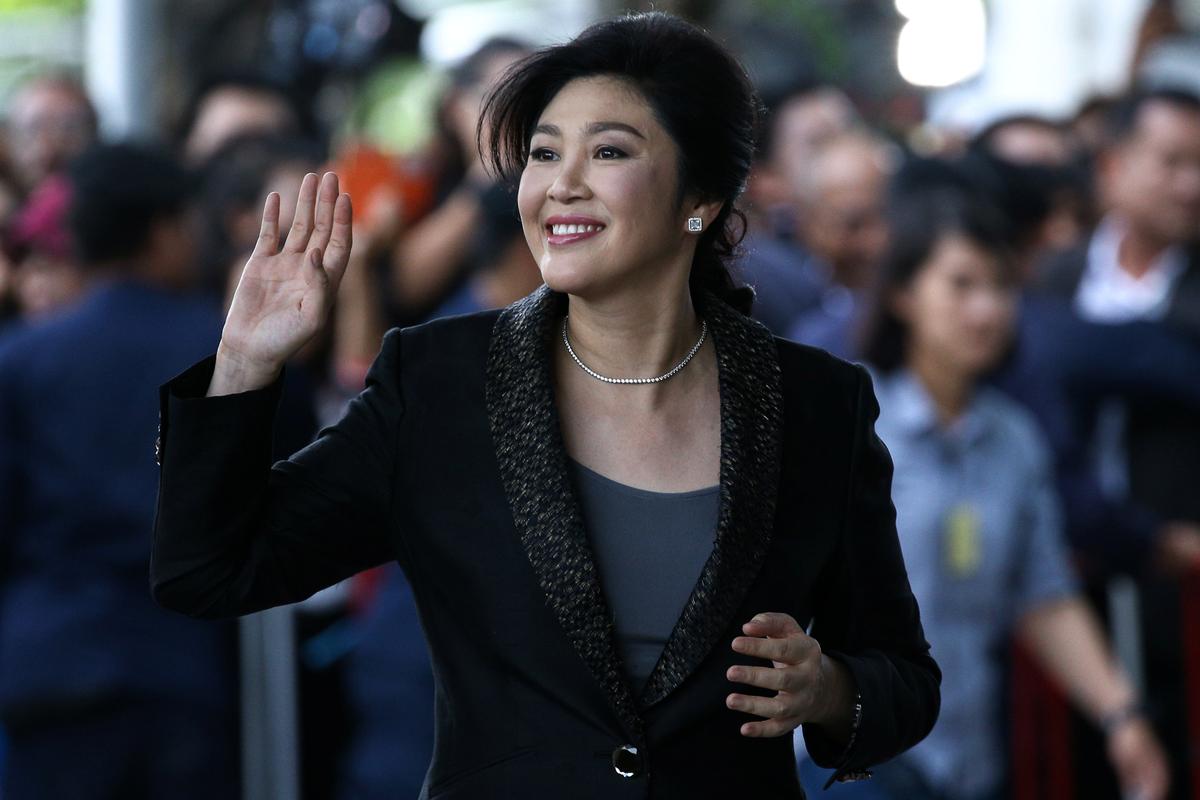 Ousted former Thai prime minister Yingluck Shinawatra greets supporters as she arrives at the Supreme Court in Bangkok, Thailand on August 1, 2017. (REUTERS/Athit Perawongmetha)