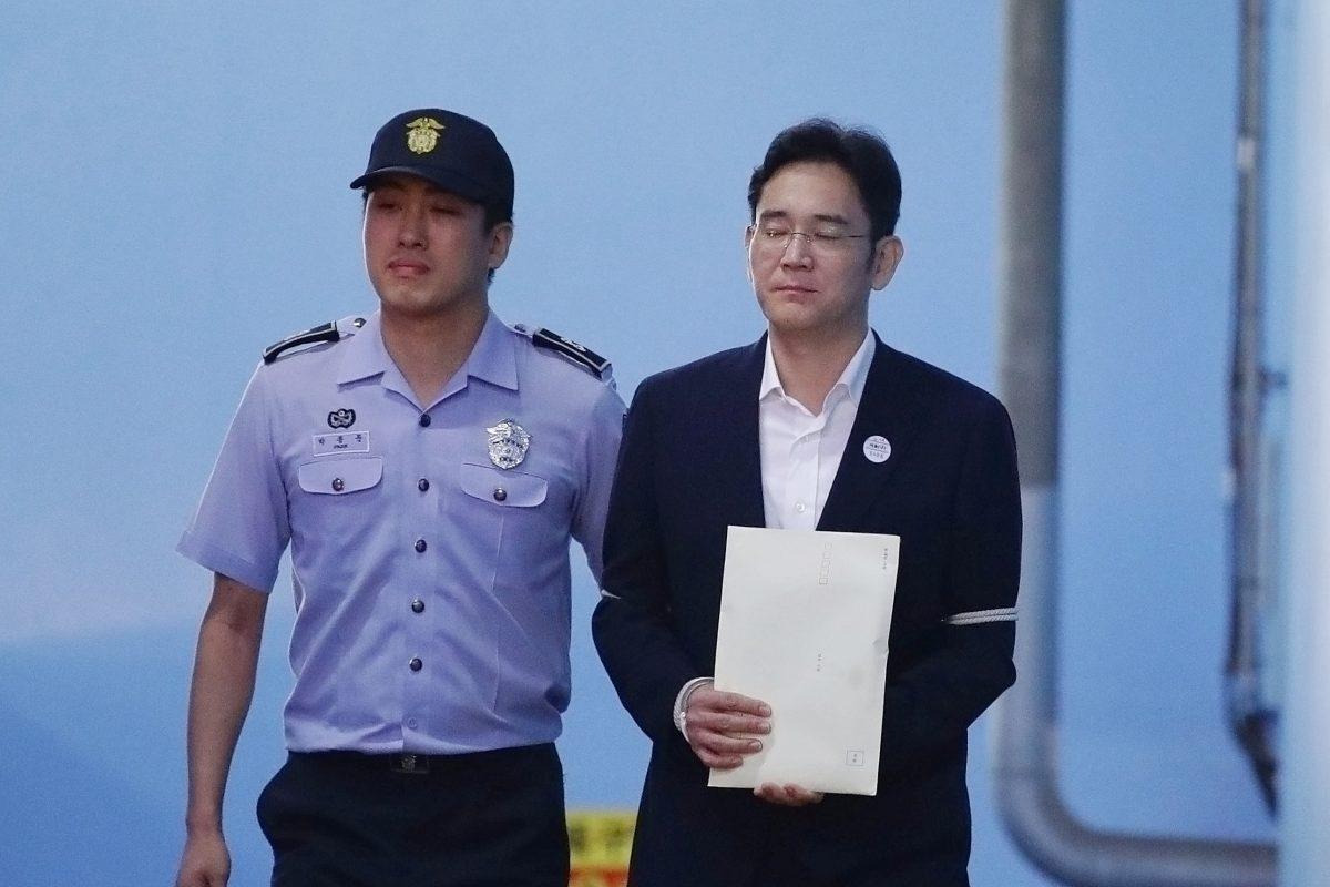 Lee Jae-yong, Samsung Group heir, leaves after his verdict trial at the Seoul Central District Court in Seoul, South Korea on Aug. 25, 2017. (Chung Sung-Jun/Reuters)