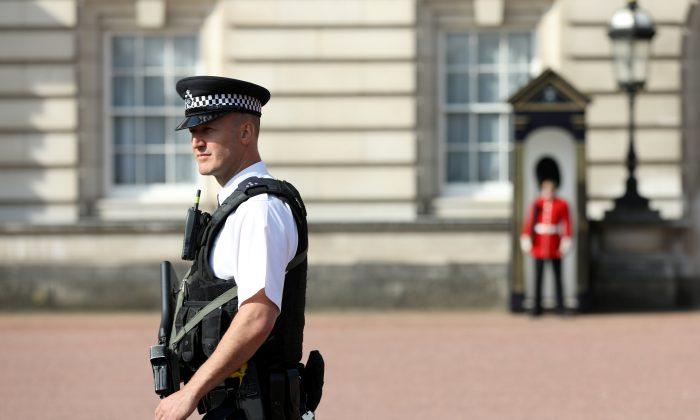 British Counter-Terrorism Officials Investigate Armed Man Arrested Near Queen’s Palace