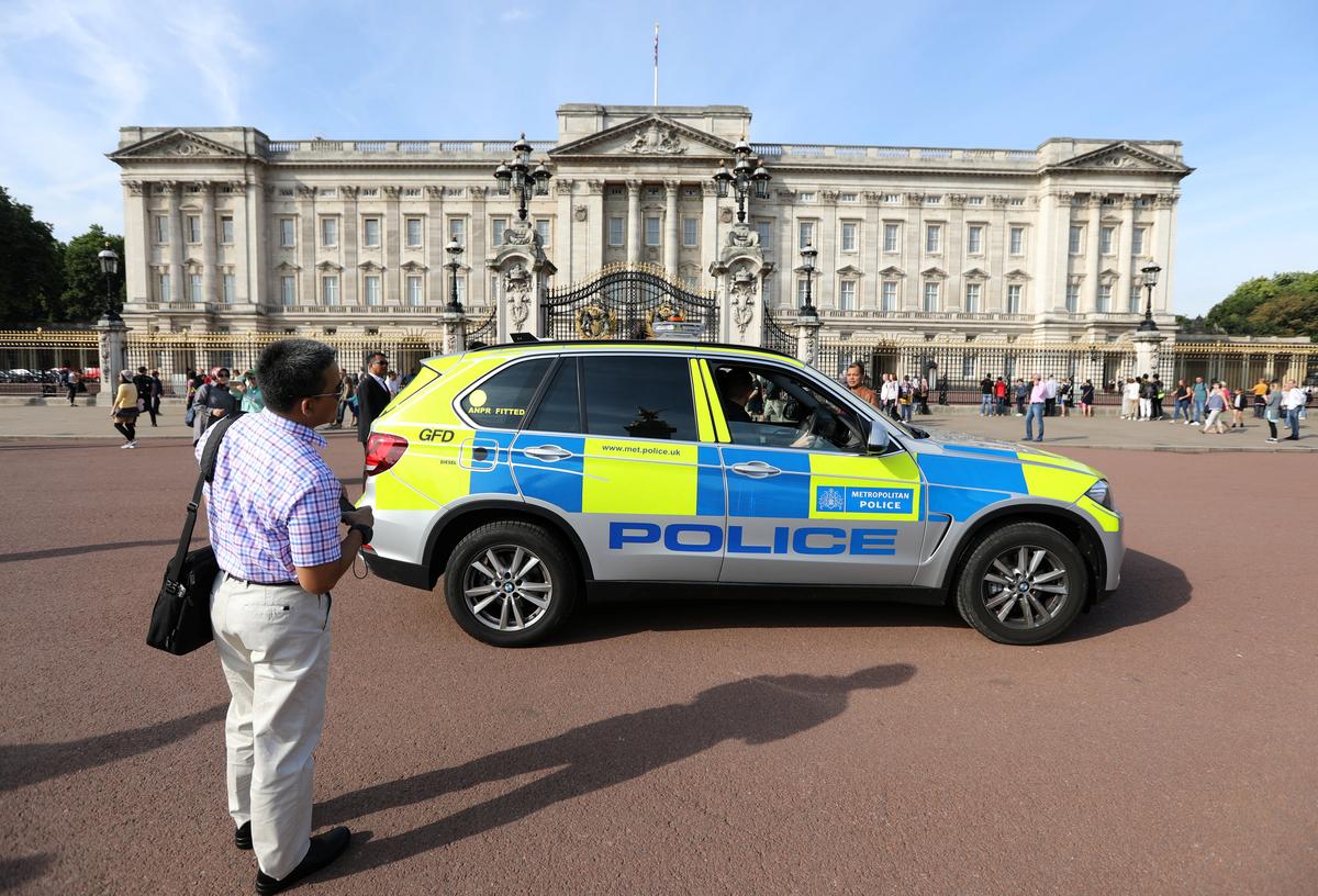 Buckingham Palace Terrorist Brandishes 4-Foot Sword, Yells ‘Allahu Akbar’