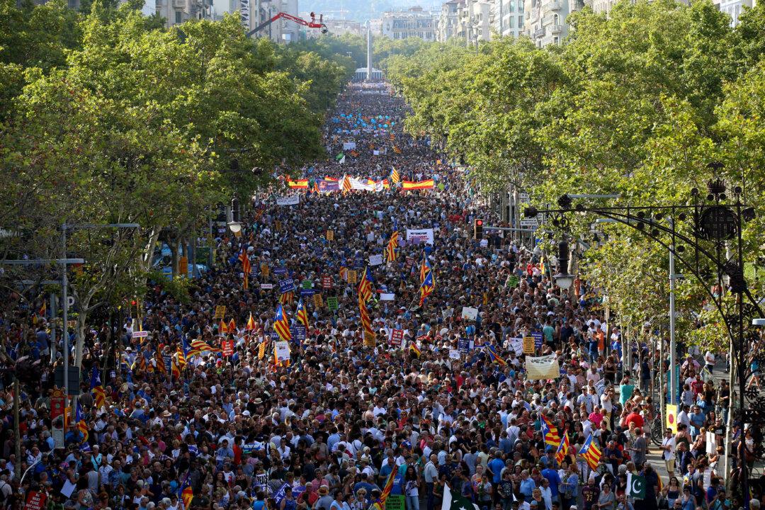 Hundreds of Thousands March in Barcelona to Show Unity After Islamist Attacks